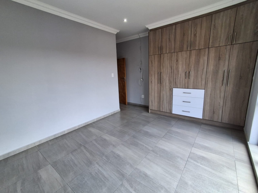 5 Bedroom Property for Sale in Wild Olive Estate Free State